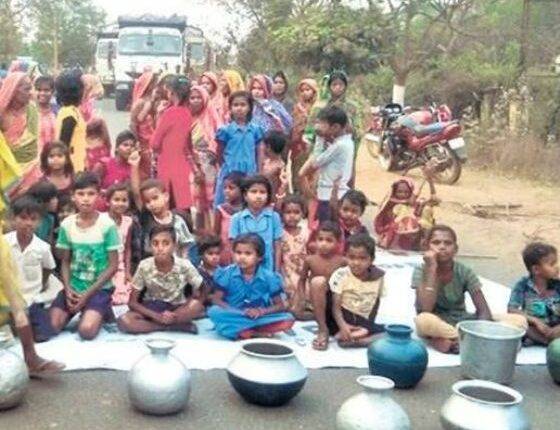 ମିଳୁନି ମୁନ୍ଦେ ପାଣି: ହାଣ୍ଡି-ମାଠିଆ ରଖି ରାସ୍ତା ଅବରୋଧ କଲେ ଲୋକେ
