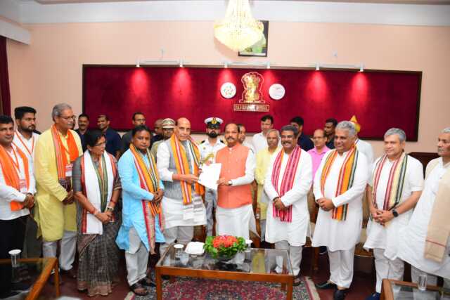 ରାଜ୍ୟପାଳଙ୍କୁ ଭେଟି ସରକାର ଗଠନ ପାଇଁ ଦାବି ଉପସ୍ଥାପନ କଲେ ମୋହନ ମାଝୀ