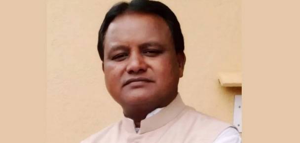 ଛୁଟିଦିନରେ ବି ମୁଖ୍ୟମନ୍ତ୍ରୀଙ୍କୁ ଭେଟିବାକୁ ରାଜ୍ୟ ଅତିଥି ଭବନରେ ଅସମ୍ଭାଳ ଭିଡ଼