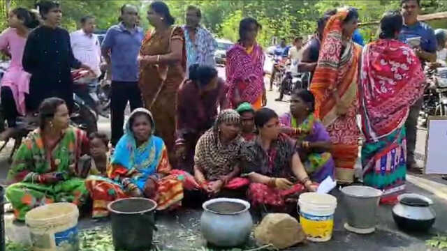 ପାଣି ପାଇଁ ଗରା, ବାଲଟି ରଖି ରାସ୍ତାରୋକ