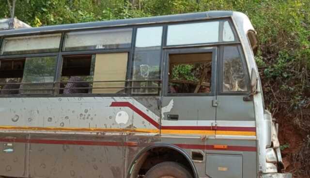 ଘାଟିରେ ପାହାଡ଼କୁ ପିଟିଲା ବସ୍‌; ୧୫ ଆହତ