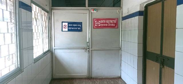 ଆର୍‌ଜିଏଚ୍‌ରେ ମେସିନ ଖତ ଖାଉଛି, ରୋଗି ହଇରାଣ