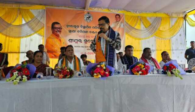 ହୀରାକୁଦ ବିସ୍ଥାପିତଙ୍କୁ ଜମି ପଟ୍ଟା ବଣ୍ଟନ କଲେ ରାଜସ୍ୱ ମନ୍ତ୍ରୀ