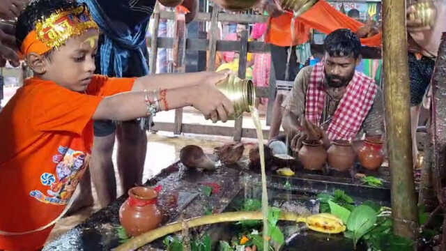 ଶ୍ରାବଣ ମାସର ଶେଷ ସୋମବାର ବାବା ଧବଳେଶ୍ୱରଙ୍କ ପୀଠରେ ଅସମ୍ଭବ ଭିଡ଼