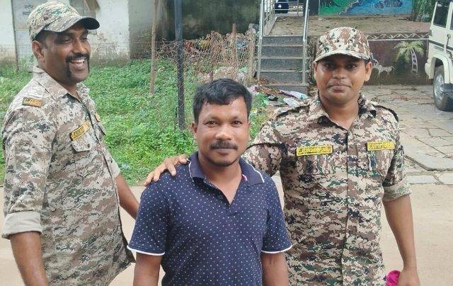୫ ଲକ୍ଷ ଘୋଷିତ ନକ୍ସଲ କମାଣ୍ଡରର ଆତ୍ମସମର୍ପଣ