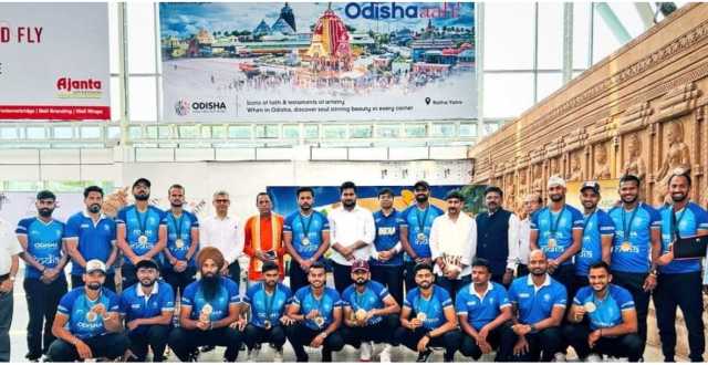 ଭାରତୀୟ ହକି ଖେଳାଳିଙ୍କୁ ବିମାନବନ୍ଦରରେ ଭବ୍ୟ ସ୍ୱାଗତ