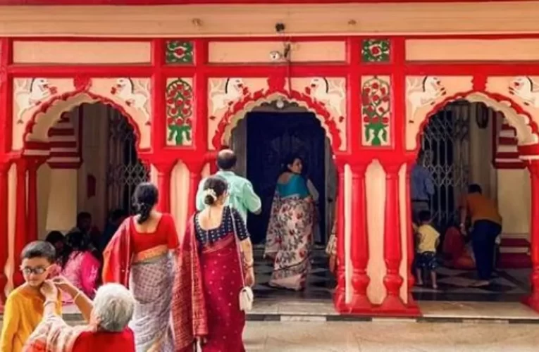 ଢାକାର ପ୍ରାଚୀନ ମନ୍ଦିରକୁ ସୁରକ୍ଷା ଦେବାକୁ ଏକଜୁଟ ହେଲେ ହିନ୍ଦୁ-ମୁସଲମାନ