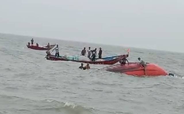 ମଝି ସମୁଦ୍ରରେ ଓଲଟିଲା ଦେଶୀ ଡଙ୍ଗା: ୧୨ ଜଣ ମତ୍ସ୍ୟଜୀବୀ ସୁରକ୍ଷିତ ଉଦ୍ଧାର