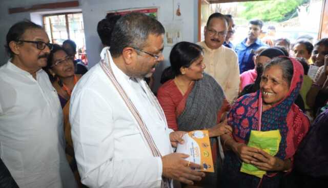 ସୁଭଦ୍ରା ଯୋଜନାରେ ପଞ୍ଜିକରଣ କରୁଥିବା ମହିଳାମାନଙ୍କୁ ଭେଟିଲେ କେନ୍ଦ୍ରମନ୍ତ୍ରୀ