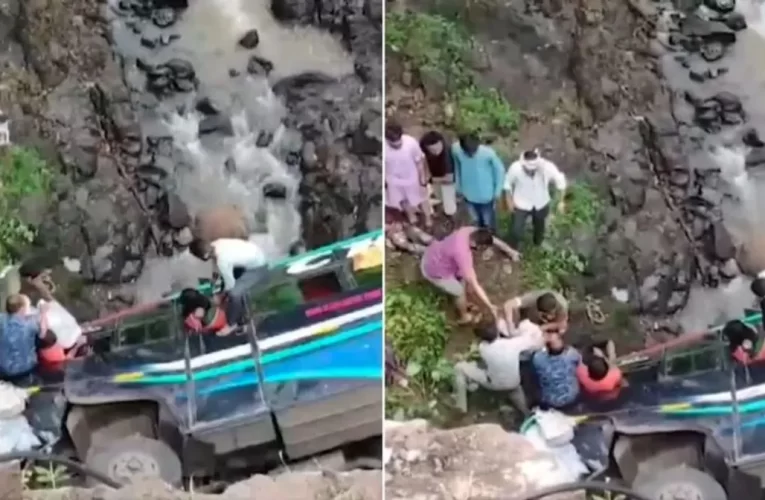 ୫୦ଜଣ ଯାତ୍ରୀଙ୍କ ସହିତ ୩୦ ଫୁଟ ଗଭୀର ଖାଇକୁ ଖସିଲା ବସ୍
