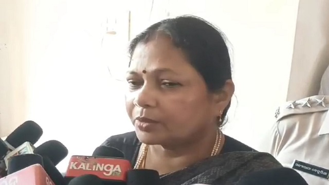 ଗଣ ଦୁଷ୍କର୍ମ ଘଟଣାରେ ପୀଡିତାଙ୍କ ଗ୍ରାମରେ ରାଜ୍ୟ ମହିଳା କମିଶନର, ୧୫ ଦିନ ମଧ୍ୟରେ ଚାର୍ଜସିଟ ଦାଖଲ ପାଇଁ ଏସପିଙ୍କୁ ନିର୍ଦ୍ଦେଶ