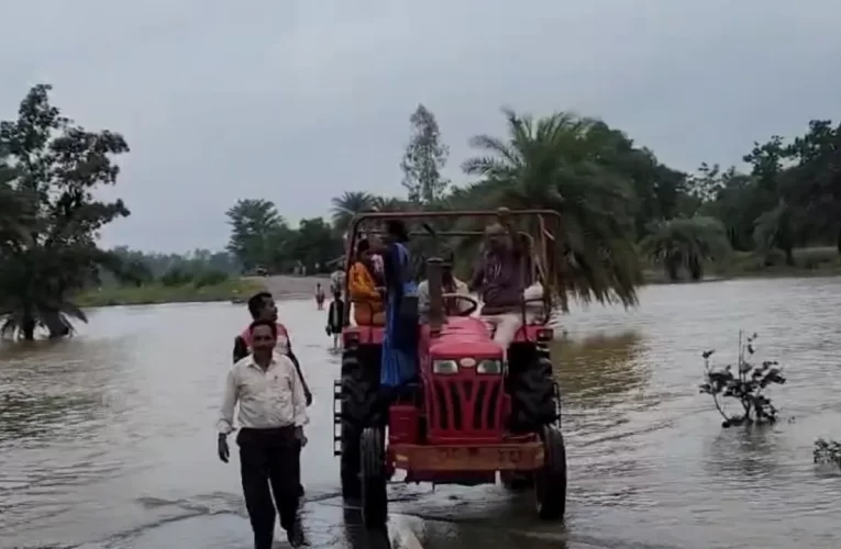 ବନ୍ୟାଞ୍ଚଳକୁ ଚିକିତ୍ସା ପାଇଁ ଟ୍ରାକ୍ଟର ଯୋଗେ ଗଲେ ଡାକ୍ତରୀ ଟିମ୍‌