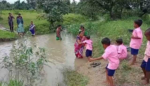 ଜୀବନକୁ ବାଜି ଲଗେଇ ଅଙ୍ଗନବାଡି ଯାଉଛନ୍ତି ଶିଶୁ