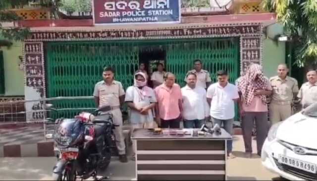 ବ୍ୟବସାୟୀଙ୍କୁ ଲୁଟ୍ ଘଟଣାରେ ବନ୍ଧା ହେଲେ ୪ ୱେବ୍ ପୋର୍ଟାଲ୍ ସାମ୍ବାଦିକ