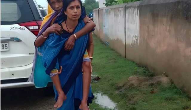 ଦେବଦୂତ ସାଜି ବୃଦ୍ଧାଙ୍କୁ କାନ୍ଧରେ ବୋହିଲେ ଆଶା କର୍ମୀ, ଛୁଟୁଛି ଶୁଭେଚ୍ଛାର ସୁଅ