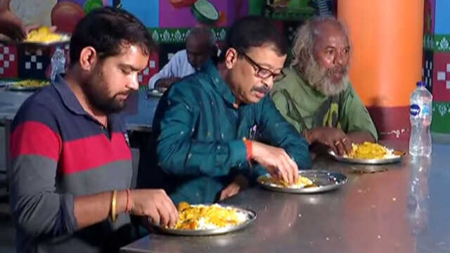 ଆହାର କେନ୍ଦ୍ରରେ ଲୋକଙ୍କ ସହିତ ଖାଇଲେ ରାଜସ୍ୱ ମନ୍ତ୍ରୀ