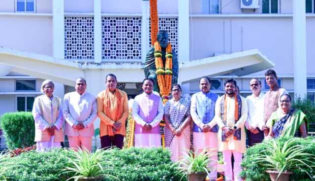 ବିଧାନସଭାରେ ଗୋପବନ୍ଧୁଙ୍କ ପ୍ରତିମୂର୍ତ୍ତିରେ ମାଲ୍ୟାର୍ପଣ କଲେ ମୁଖ୍ୟମନ୍ତ୍ରୀ