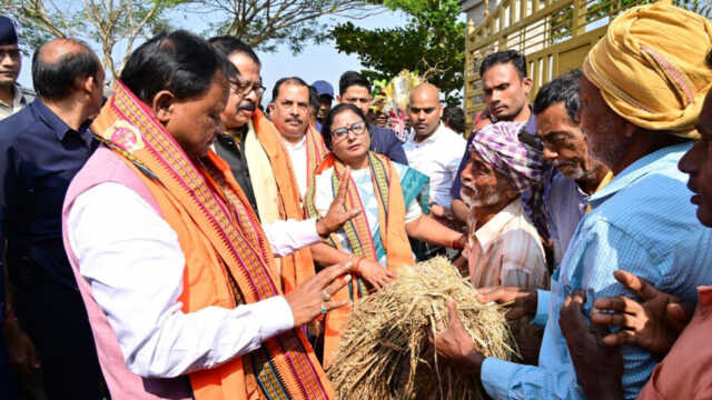 ଉଜୁଡ଼ା କ୍ଷେତ ବୁଲି ଚାଷୀଙ୍କ ଦୁଃଖ ଶୁଣିଲେ ମୁଖ୍ୟମନ୍ତ୍ରୀ