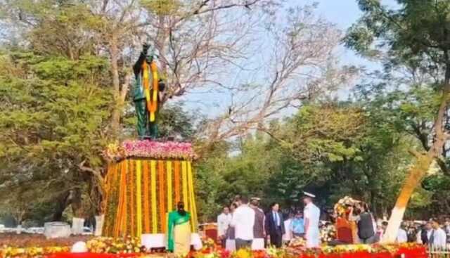 ଡ଼କ୍ଟର ବି.ଆର ଆମ୍ବେଦକରଙ୍କ ଶ୍ରାଦ୍ଧଦିବସରେ ମାଲ୍ୟାର୍ପଣ ଦେଇ ଶ୍ରଦ୍ଧାଞ୍ଜଳି ଅର୍ପଣ କଲେ ରାଷ୍ଟ୍ରପତି