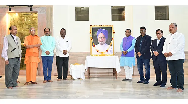 ଲୋକସେବା ଭବନରେ ପୂର୍ବତନ ପ୍ରଧାନମନ୍ତ୍ରୀ ଡଃ ମନମୋହନ ସିଂହଙ୍କୁ ଶ୍ରଦ୍ଧାଞ୍ଜଳି