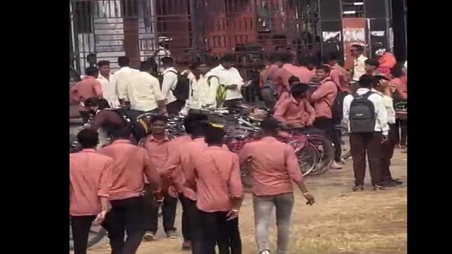 ରଣକ୍ଷେତ୍ର ପାଲଟିଲା କଲେଜ ପରିସର, କମେଣ୍ଟ ମାରିବାକୁ ନେଇ ଦୁଇ ଗୋଷ୍ଠୀ ମଧ୍ୟରେ ସଂଘର୍ଷ