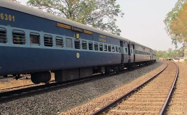 ଟ୍ରେନରୁ ଖସିପଡି ଦୁଇ ମହିଳା ମୃତ