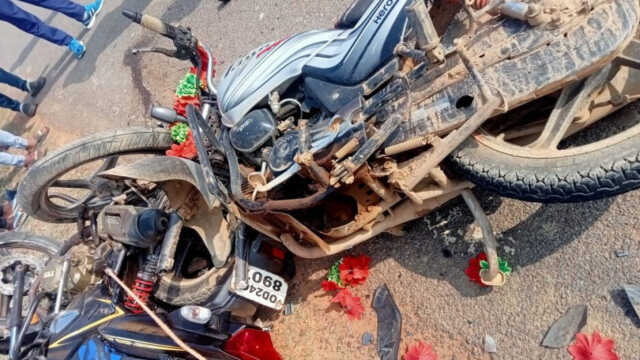ରାସ୍ତା ମଝିରେ ଦୁଇ ବାଇକ୍‌ ମୁହାଁମୁହିଁ; ୨ ଯୁବକଙ୍କ ମୃତ୍ୟୁ