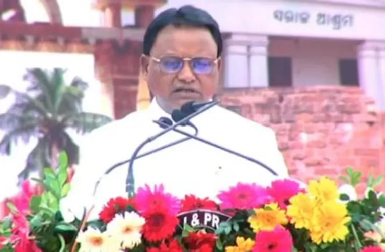 କଟକର ବିଡ଼ାନାସୀ ପଡ଼ିଆରେ ଯୋଗଦେଇ ଜାତୀୟ ପତାକା ଉତ୍ତୋଳନ କଲେ ମୁଖ୍ୟମନ୍ତ୍ରୀ ମୋହନ ଚରଣ ମାଝୀ