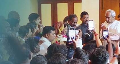 ବିରୋଧୀ ଦଳ ନେତାଙ୍କୁ ଭେଟିଲେ ମୃତ ସହଦେବ ନାୟକଙ୍କ ପରିବାର, ପରିବାରକୁ ଦେଲେ ୫୦ହଜାର ଟଙ୍କା ସହାୟତା