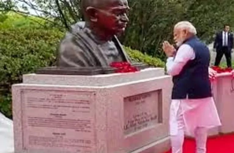 ଗାନ୍ଧୀଙ୍କ ପୂଣ୍ୟତିଥିରେ ପୁଷ୍ପ ଅର୍ପଣ କରି ଶ୍ରଦ୍ଧାଞ୍ଜଳି ଜଣାଇଲେ ମୋଦୀ