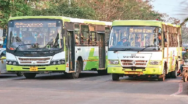 ଯୁବକଙ୍କ ଉପରକୁ ମାଡ଼ିଗଲା ମୋ ବସ