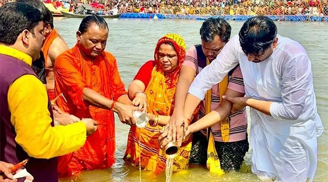 ସଙ୍ଗମ ସ୍ଥଳରେ ବୁଡ ପକାଇଲେ ମୁଖ୍ୟମନ୍ତ୍ରୀ