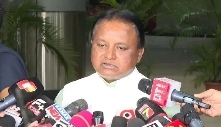 ପୂର୍ବତନ ରାଜ୍ୟପାଳଙ୍କ ପୁଅ ଏଏସଓଙ୍କୁ ମାଡ଼ ମାରିବା ଘଟଣା: ଗୃହରେ ପ୍ରତିକ୍ରିୟା ରଖିଲେ ମୁଖ୍ୟମନ୍ତ୍ରୀ