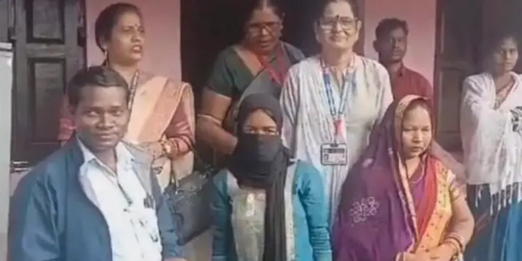 ଭିନ୍ନ ମୋଡ଼ ନେଲା ବିବାଦ; ଯୁବତୀଙ୍କୁ ଗ୍ରହଣ କଲେ ଓଏଏସ୍ ଅଫିସରଙ୍କ ପରିବାର