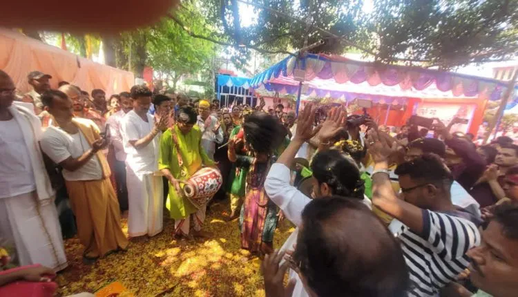 ରଙ୍ଗ ନୁହେଁ ୨୫ ବର୍ଷ ହେଲା ଫୁଲରେ ଚାଲିଛି ହୋଲି ସେଲିବ୍ରେସନ
