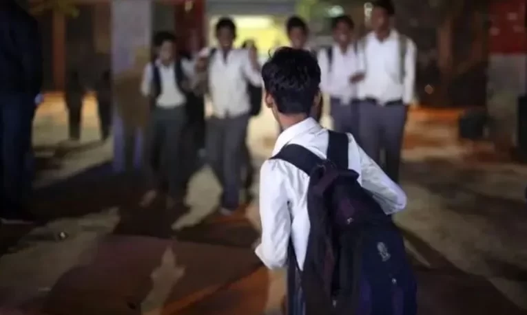 ‘ସ୍କୁଲକୁ ଛାତ୍ରଛାତ୍ରୀ ସ୍ମାର୍ଟଫୋନ୍‌ ଆଣିବା ସମ୍ପୂର୍ଣ୍ଣ ବ୍ୟାନ୍ ଅସମ୍ଭବ’; ଗାଇଡଲାଇନ ଜାରି କଲେ ଦିଲ୍ଲୀ ହାଇକୋର୍ଟ
