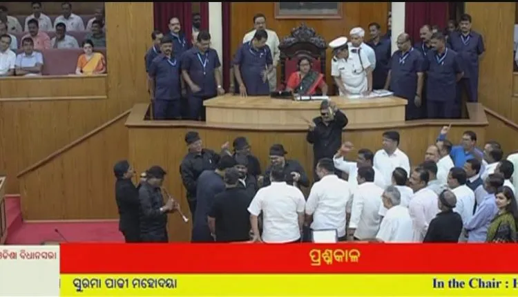 କଳା ପୋଷାକ ପିନ୍ଧି, ଘଣ୍ଟ, ମହୁରୀ ବଜେଇ ପ୍ରତିବାଦ କଲା କଂଗ୍ରେସ