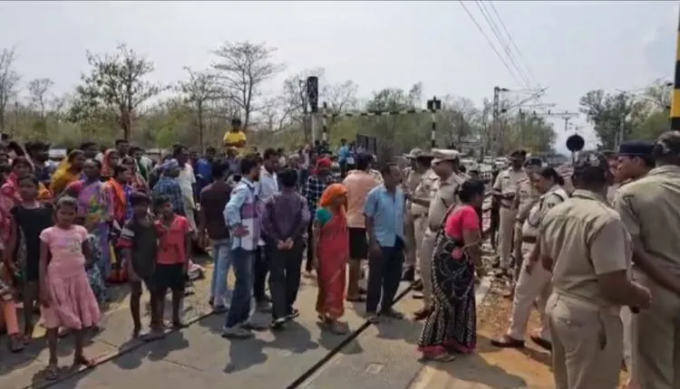 କାଳବୈଶାଖୀ କ୍ଷୟକ୍ଷତି ଆକଳନ ପାଇଁ ଯାଇଥିଲେ ମନ୍ତ୍ରୀ, ଢେଲା ମାଡ କଲେ ଲୋକେ