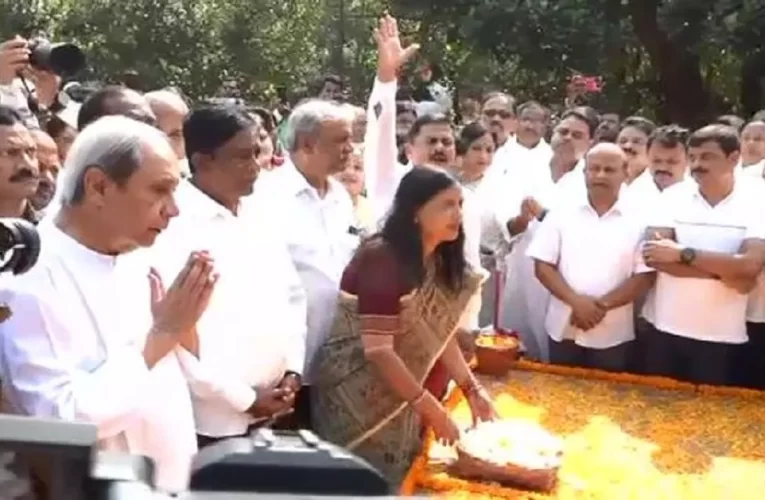 ବିଜୁ ପଟ୍ଟନାୟକଙ୍କ ୧୦୯ ତମ ଜନ୍ମ ଜୟନ୍ତୀ, ପ୍ରତିମୂର୍ତ୍ତିରେ ମାଲ୍ୟର୍ପଣ କଲେ ନବୀନ ପଟ୍ଟନାୟକ