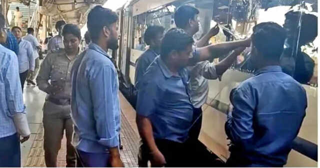 ବନ୍ଦେ ଭାରତ ଏକ୍ସପ୍ରେସ୍‌ ଉପରେ ପଥରମାଡ଼: ୩ ଯାତ୍ରୀ ଆହତ