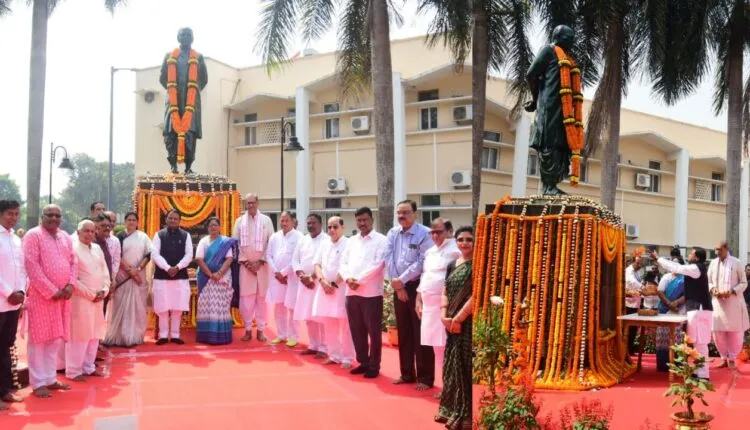 ବିଧାନସଭାରେ ବିଜୁ ଜୟନ୍ତୀ, ଶ୍ରଦ୍ଧାଞ୍ଜଳି ଅର୍ପଣ କଲେ ମୁଖ୍ୟମନ୍ତ୍ରୀ
