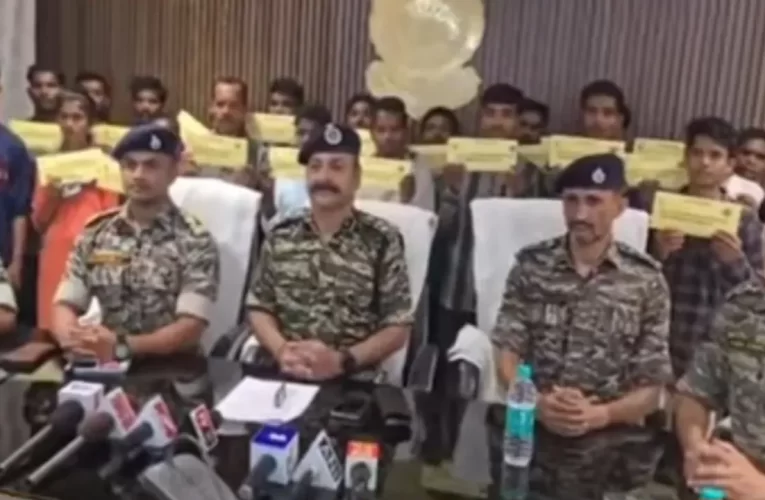 ପୁଲିସ ନିକଟରେ ୨୨ ଜଣ ନକ୍ସଲ ଆତ୍ମସମର୍ପଣ