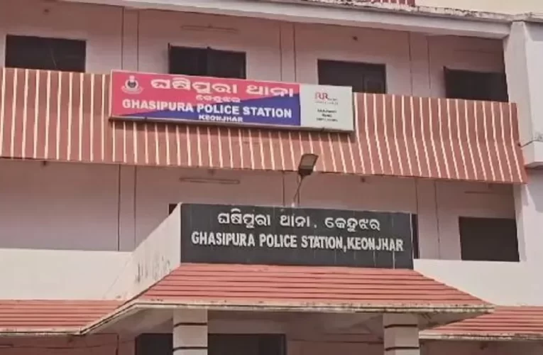 ମାଟ୍ରିକ ପରୀକ୍ଷାରେ କପି ଦେବାକୁ ନେଇ ଉତ୍ତେଜନା, ୨ ଗୋଷ୍ଠୀ ମୁହାଁମୁହିଁ