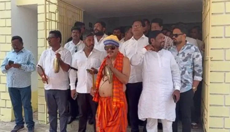 କଂଗ୍ରେସ ବିଧାୟକଙ୍କ ଅଭିନବ ପ୍ରତିବାଦ: ଘଣ୍ଟ ବାଡେଇ ଚାଲିଲେ ୧୪ ନିଲମ୍ବିତ ବିଧାୟକ