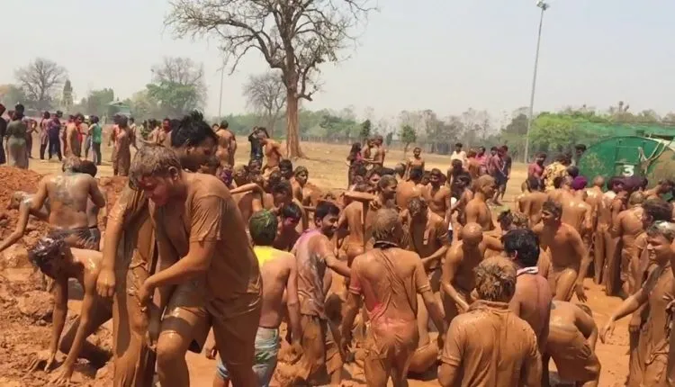 କାଦୁଅ ହୋଲିରେ ମସଗୁଲ୍ ହେଲେ ଛାତ୍ରଛାତ୍ରୀ