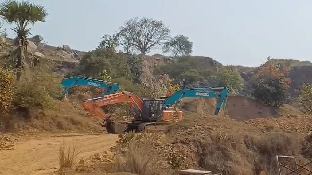 ଆରୁହା ପାହାଡ଼ରେ ବେଆଇନ ଖନନ ଓ କଳାପଥର ଚୋରା ଚାଲାଣକୁ ବିରୋଧ, ମାଫିଆଙ୍କ ଛତ୍ରଭଙ୍ଗ