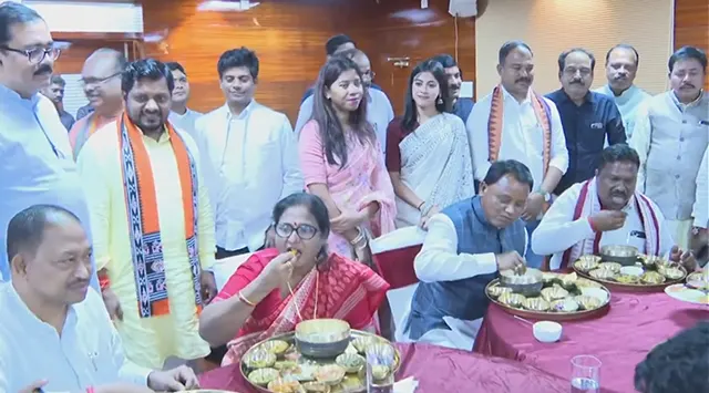 ବିଧାନସଭାରେ ପଖାଳ ଦିବସ ପାଳିତ, ପଖାଳ ଖାଇଲେ ବାଚସ୍ପତି, ମୁଖ୍ୟମନ୍ତ୍ରୀଙ୍କ ସହ ଅନ୍ୟ ନେତା ଓ ମନ୍ତ୍ରୀ