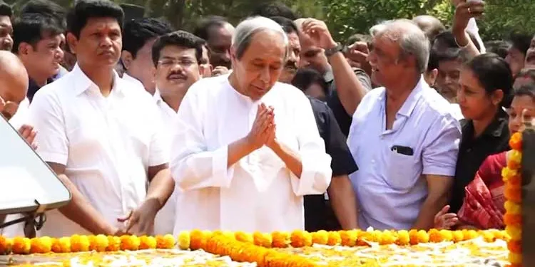 ବିଜୁବାବୁଙ୍କ ପ୍ରତିମୂର୍ତ୍ତିରେ ପୁଷ୍ପମାଲ୍ୟ ଅର୍ପଣ କରି ଶ୍ରଦ୍ଧାଞ୍ଜଳି ଜଣାଇଲେ ନବୀନ