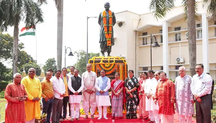 ବିଜୁ ପଟ୍ଟନାୟକଙ୍କୁ ଶ୍ରଦ୍ଧାଞ୍ଜଳି ଅର୍ପଣ କଲେ ମୁଖ୍ୟମନ୍ତ୍ରୀ