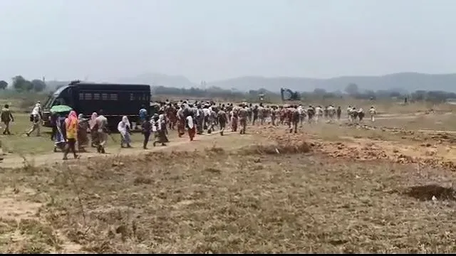 ରେଳ ଲାଇନ ନିର୍ମାଣକୁ ବିରୋଧ: ଗ୍ରାମବାସୀ- ପୋଲିସ ମଧ୍ଯରେ ଖଣ୍ଡଯୁଦ୍ଧ, ଜଣେ ମୃତ